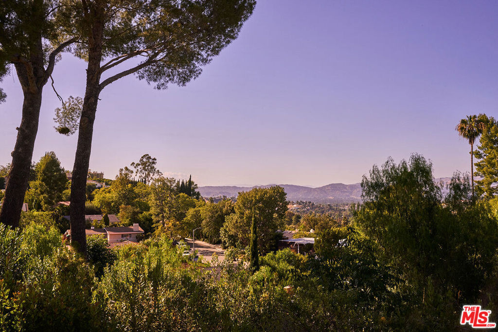 https://media.crmls.org/mediaz/1f6eb41a-37bb-4a73-a600-701a65c55db9.jpg?preset=X-Large