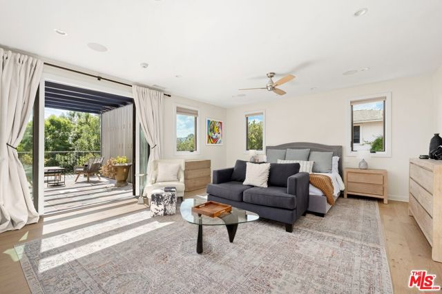 16820 Oak View Drive, Encino CA: https://media.crmls.org/mediaz/1f6fc985-41e9-49ef-9561-41746c154fd0.jpg