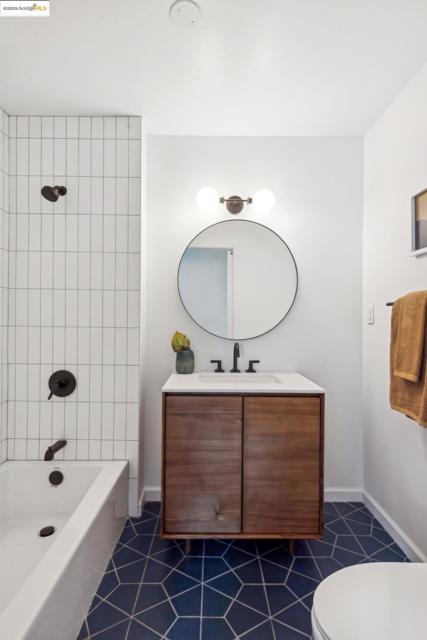 424 Staten Ave, Oakland CA: https://media.crmls.org/mediaz/1f6fe9cc-425b-4147-adc4-d882abe5cb79.jpg