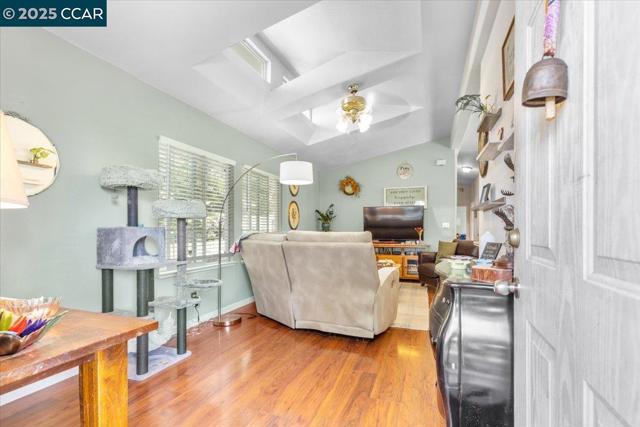 193 Maureen Cir, Bay Point CA: https://media.crmls.org/mediaz/1f70055c-b404-43d3-bd3b-77118c33ad7a.jpg