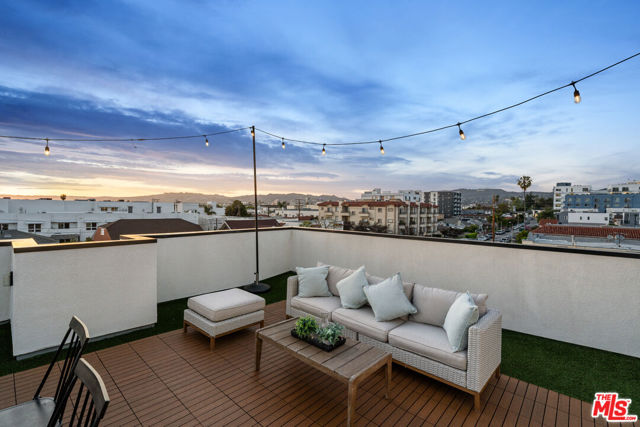 542 1/2 N Serrano Avenue, Los Angeles CA: https://media.crmls.org/mediaz/1f700a34-f6f6-40b1-85b4-753a4e4560d2.jpg