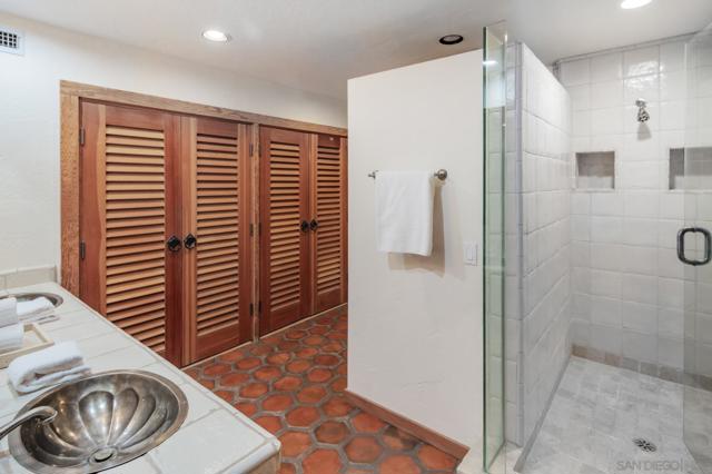 6884 El Camino Del Norte, Rancho Santa Fe CA: https://media.crmls.org/mediaz/1f70c65e-01c8-4448-9ee9-f56d794c70de.jpg