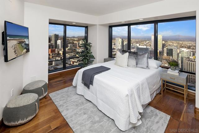 100 Harbor Dr, San Diego CA: https://media.crmls.org/mediaz/1f713ff2-8865-4692-ba77-be46672977e1.jpg