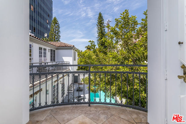 107 N Doheny Drive, Beverly Hills CA: https://media.crmls.org/mediaz/1f715c66-1aa1-4893-af9b-e0e2b1538412.jpg