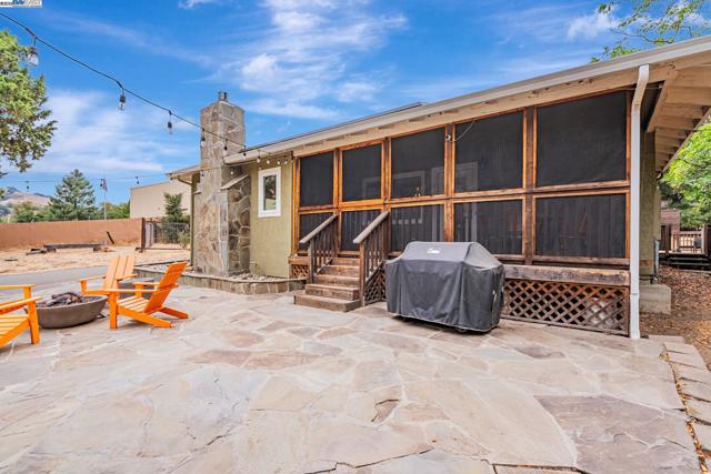 6703 Crow Canyon Rd, Castro Valley CA: https://media.crmls.org/mediaz/1f716e8f-efeb-4419-9682-1317cb692def.jpg