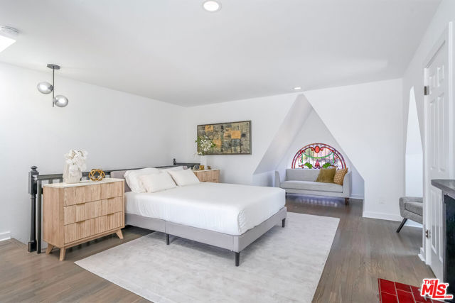 2622 2nd Street, Santa Monica CA: https://media.crmls.org/mediaz/1f7177f3-23e5-4708-a806-f749effe99a7.jpg