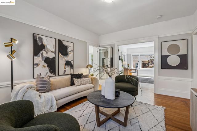 6426 Benvenue Ave, Oakland CA: https://media.crmls.org/mediaz/1f71d88c-cc69-49e2-b055-d16667a3a627.jpg