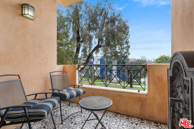 16123 W Sunset Boulevard, Pacific Palisades CA: https://media.crmls.org/mediaz/1f72317d-9baf-4388-a16a-f20b477d84b6.jpg