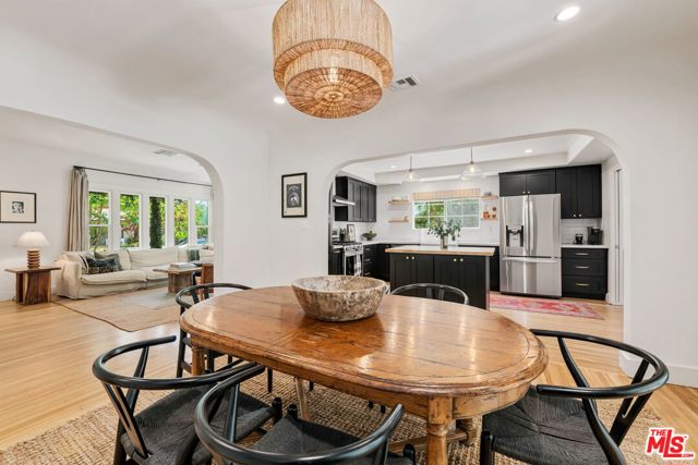555 N Irving Boulevard, Los Angeles CA: https://media.crmls.org/mediaz/1f725029-448e-436a-9da3-1a698536da19.jpg