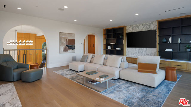 7052 Dume Drive, Malibu CA: https://media.crmls.org/mediaz/1f72a40d-8408-499a-ab6c-5dac38dba9d3.jpg