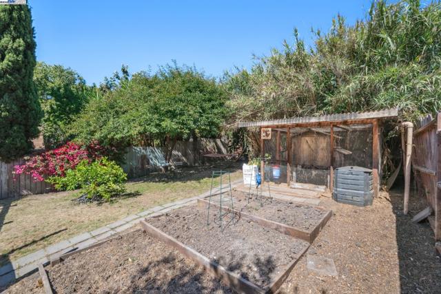 2449 26TH AVENUE, Oakland CA: https://media.crmls.org/mediaz/1f74fb44-9bdc-4ff2-acba-5b8584b18126.jpg