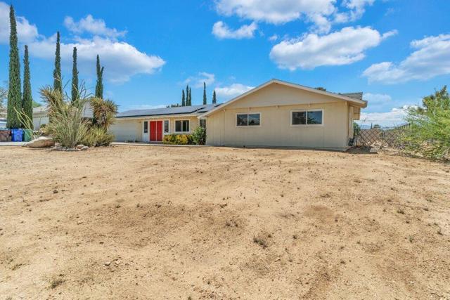 7592 Hanford Avenue, Yucca Valley CA: https://media.crmls.org/mediaz/1f7782f4-fc67-4352-86a6-55573eb78b68.jpg