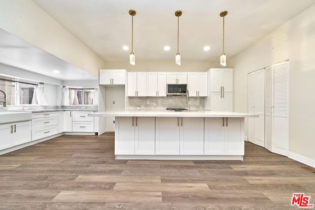 2619 Raymond Avenue, Los Angeles CA: https://media.crmls.org/mediaz/1f782e3c-c2b9-4755-863b-f2797d2a9d22.jpg