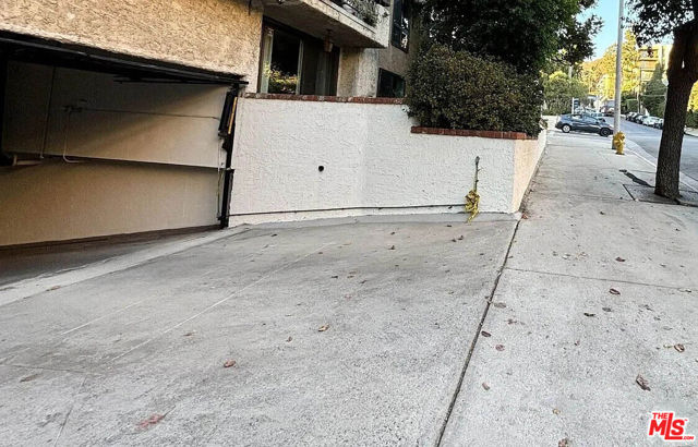 7300 Franklin Avenue, Los Angeles CA: https://media.crmls.org/mediaz/1f787bea-fce4-452d-9ee2-5ba1932ebcb4.jpg