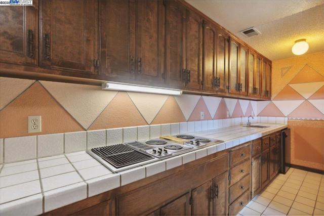 26937 Hayward Blvd, Hayward CA: https://media.crmls.org/mediaz/1f78c9c8-6e11-4642-99fd-520179d8ed0a.jpg