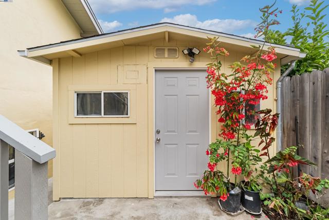 931 E 23Rd St, Oakland CA: https://media.crmls.org/mediaz/1f796684-e7b1-44d5-979a-78a6d055183f.jpg
