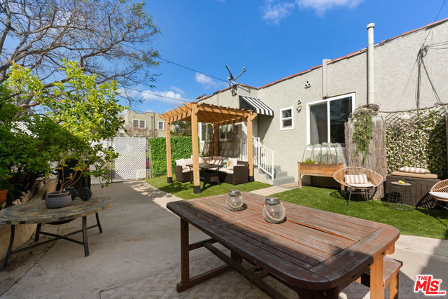 1301 S Hudson Avenue, Los Angeles CA: https://media.crmls.org/mediaz/1f79a8a6-3d23-4935-920a-280ca3c25f52.jpg