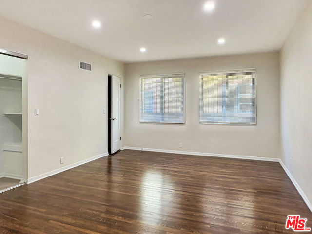 170 N Orange Drive, Los Angeles CA: https://media.crmls.org/mediaz/1f7a4efe-106d-46a6-b2b2-c45034e60562.jpg