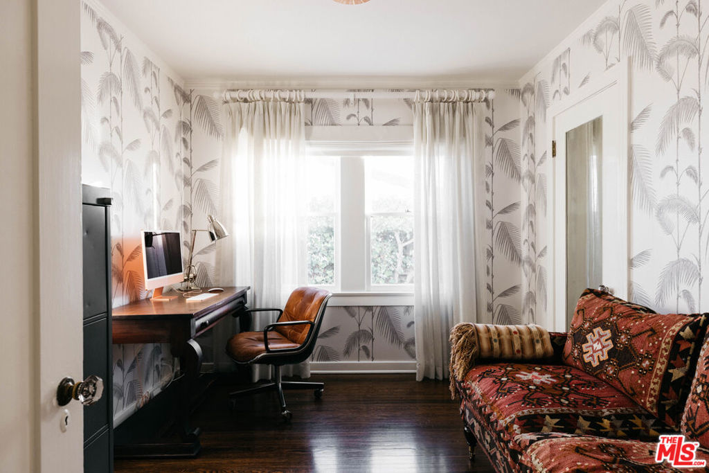 https://media.crmls.org/mediaz/1f7a5f2e-634b-47dc-a671-bfe8c2c44cf5.jpg?preset=X-Large