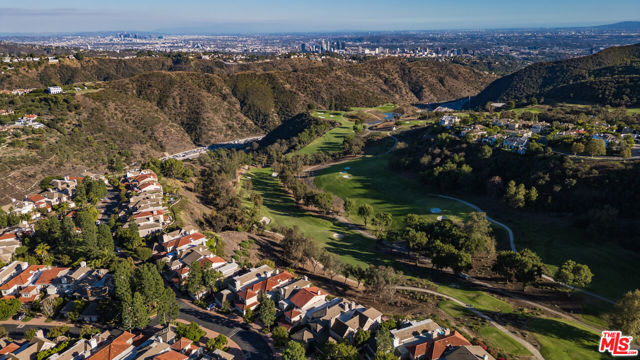 12386 Ridge Circle, Los Angeles CA: https://media.crmls.org/mediaz/1f7a8445-1131-47c3-9ad2-52964f4ef491.jpg