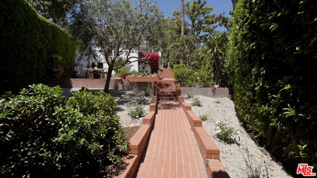 6475 San Marco Circle, Los Angeles CA: https://media.crmls.org/mediaz/1f7ba39f-bb4f-4f79-a846-3bf4fcc71ac2.jpg