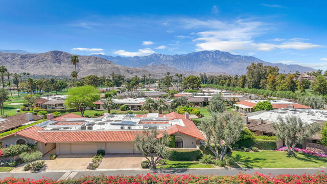 5 Stanford Drive, Rancho Mirage CA: https://media.crmls.org/mediaz/1f7bb78b-2986-40ec-ac46-9e6c15ffcc6b.jpg