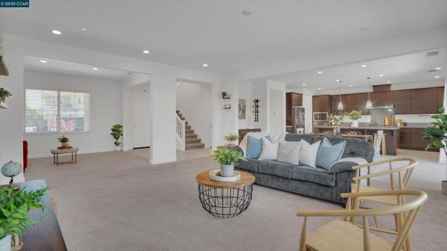 719 Jennifer St, Brentwood CA: https://media.crmls.org/mediaz/1f7bc26c-0aa6-4d7b-87db-d97cb80b2dc0.jpg
