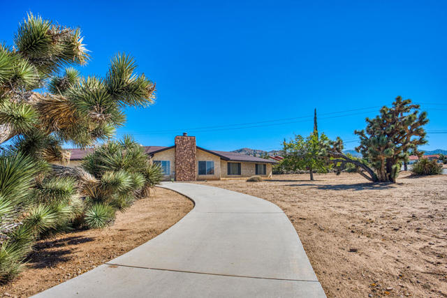 58697 Santa Barbara Drive, Yucca Valley CA: https://media.crmls.org/mediaz/1f7c193f-27bf-48d3-889a-4ed0b195aa59.jpg
