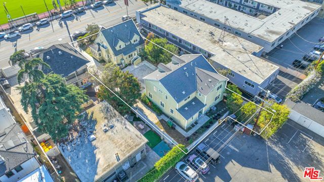 921 W 30th Street, Los Angeles CA: https://media.crmls.org/mediaz/1f7c1db8-0464-4b93-b9c3-6547085701c5.jpg