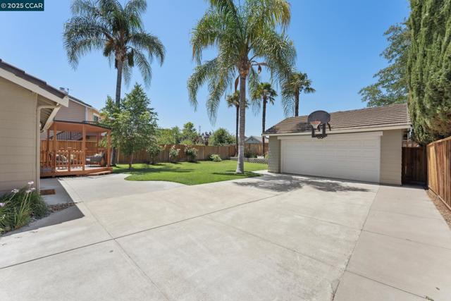 3075 Shiles Loop, Brentwood CA: https://media.crmls.org/mediaz/1f7c6985-6577-4dbd-982b-cbeb2e7a7f86.jpg
