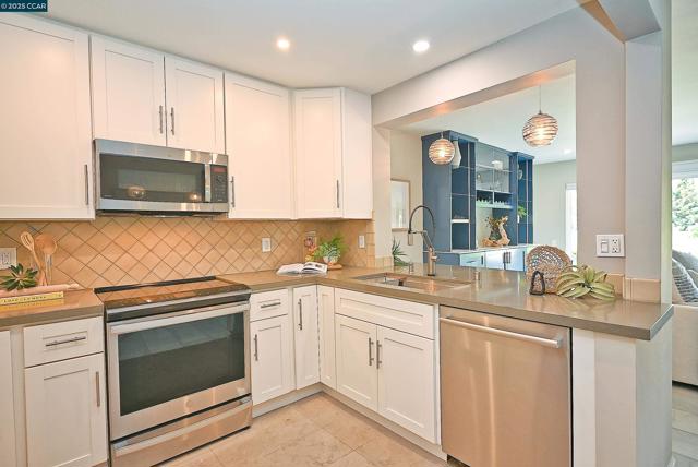 3434 Tice Creek Dr, Walnut Creek CA: https://media.crmls.org/mediaz/1f7ca821-c57e-4f95-984d-e1062bb16f1d.jpg