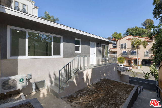 7127 Ramsgate Avenue, Los Angeles CA: https://media.crmls.org/mediaz/1f7cacb7-09dc-4cb9-a3b1-216b125a1855.jpg