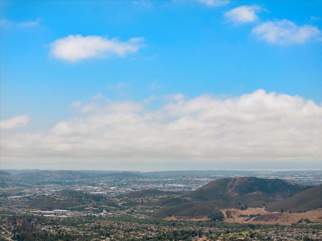 https://media.crmls.org/mediaz/1f7e593a-4618-4c77-9811-86d8b20ac989.jpg?preset=X-Large