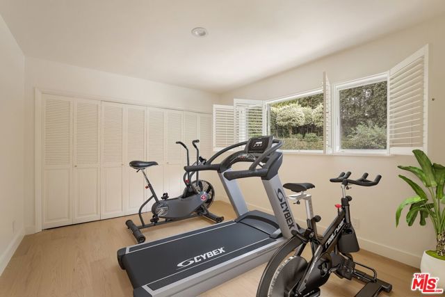 650 N Tigertail Road, Los Angeles CA: https://media.crmls.org/mediaz/1f7e89e1-a7e0-4bee-86a8-ad880659d27e.jpg