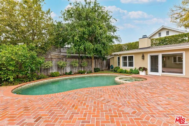 4211 Toluca Lake Lane, Toluca Lake CA: https://media.crmls.org/mediaz/1f7e8b51-d1a0-4cf2-80bc-9812a0a95b1c.jpg