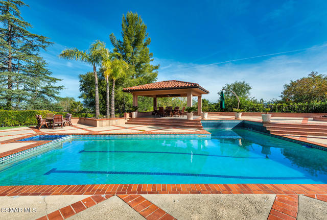 11 Inverness Road, Thousand Oaks CA: https://media.crmls.org/mediaz/1f7e9c4c-930a-46a2-ac30-ed943dc37a79.jpg