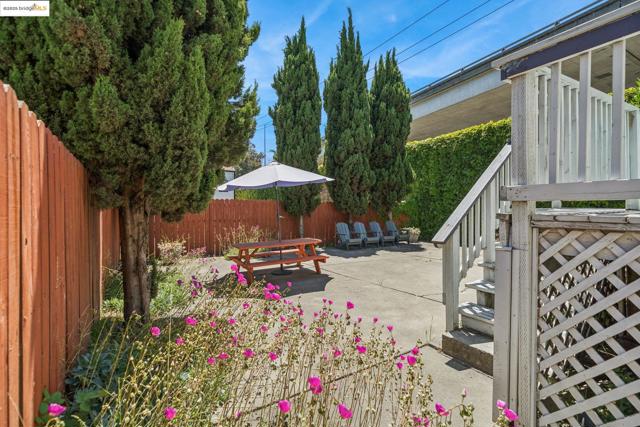 557 33Rd St, Oakland CA: https://media.crmls.org/mediaz/1f7fd1ff-888f-44d9-b169-41f9fcabd1f8.jpg