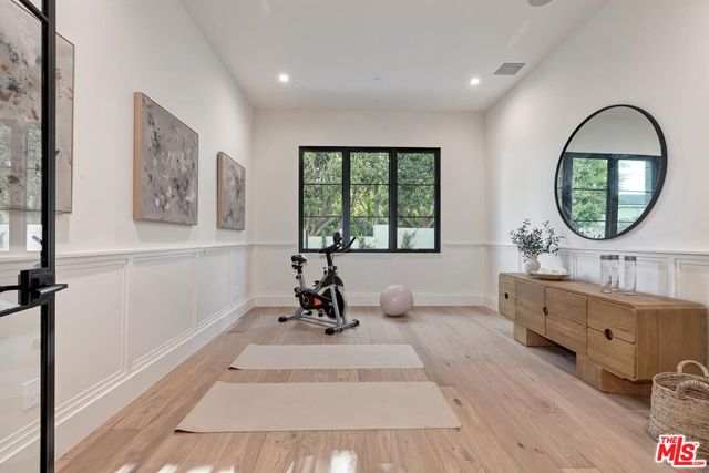 1120 Angelo Drive, Beverly Hills CA: https://media.crmls.org/mediaz/1f81607c-2c79-4cc6-b938-0c51df73abdb.jpg