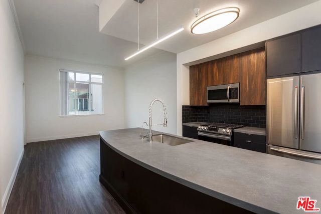 5710 Crescent Park E, Playa Vista CA: https://media.crmls.org/mediaz/1f8191ee-0195-4ca9-a706-197c2c684cfb.jpg