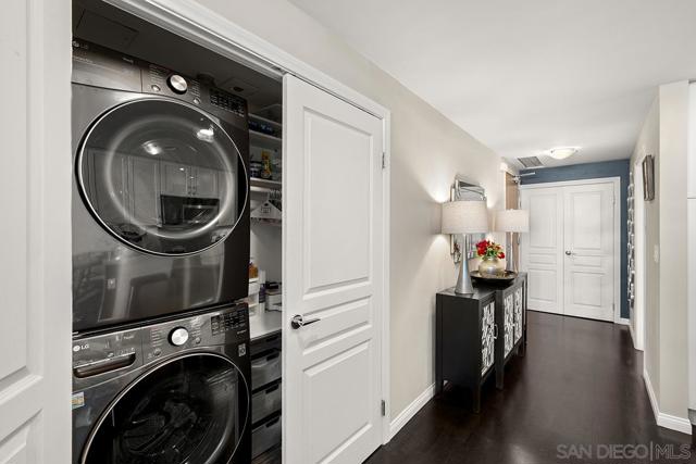 555 Front St, San Diego CA: https://media.crmls.org/mediaz/1f823cca-0463-4967-86b6-c528dab0f996.jpg