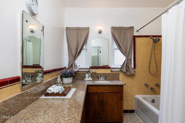 250 S Berkeley Avenue, Pasadena CA: https://media.crmls.org/mediaz/1f848999-8c9a-4e48-a3e6-a3b80edca689.jpg