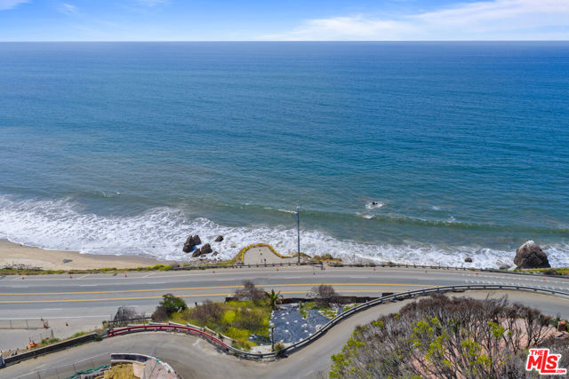 17900 Porto Marina Way, Pacific Palisades CA: https://media.crmls.org/mediaz/1f865d78-a4ad-4d88-9bdf-80eb440ec85d.jpg