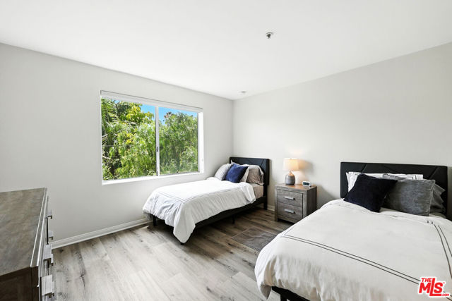 1211 S Shenandoah Street, Los Angeles CA: https://media.crmls.org/mediaz/1f870d3f-409f-42f1-b40f-5285650b2303.jpg