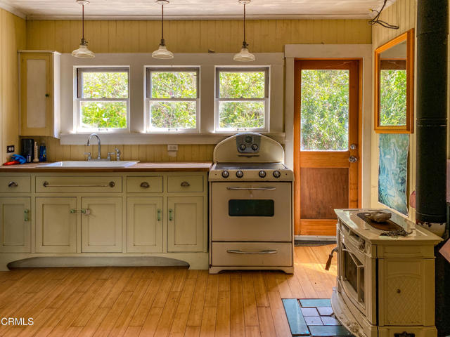 42000 Mountain View Road, Manchester CA: https://media.crmls.org/mediaz/1f87bad8-7573-44b9-b480-2130607dd1c2.jpg