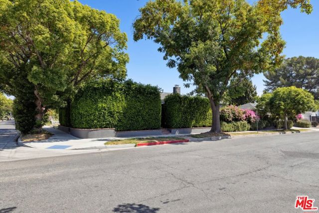 800 N Rose Street, Burbank CA: https://media.crmls.org/mediaz/1f880c44-4e94-4e04-af6d-2540f3abc7fb.jpg