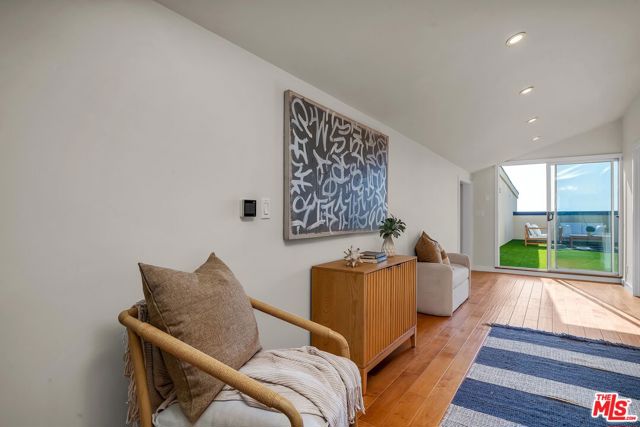 4 Lighthouse Street, Marina del Rey CA: https://media.crmls.org/mediaz/1f882a66-51c9-48e2-828b-6012de355e17.jpg