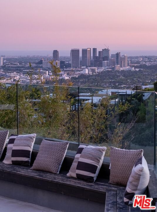 1565 Haslam Terrace, Los Angeles CA: https://media.crmls.org/mediaz/1f886b1c-2ba8-4f93-8e57-036e6242fe19.jpg