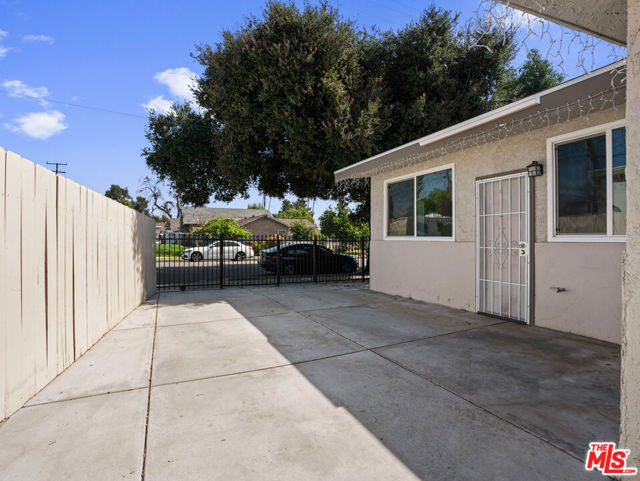 891 E 6th Street, Pomona CA: https://media.crmls.org/mediaz/1f8a7618-7c22-4a07-8cdf-c5a6d7ff4a07.jpg