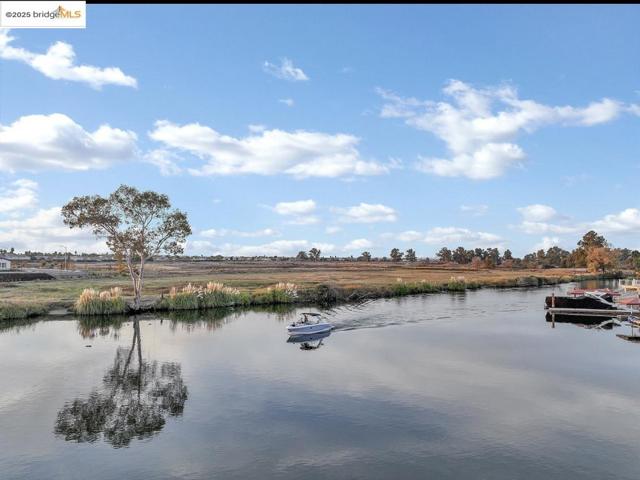 4930 Discovery Pt, Discovery Bay CA: https://media.crmls.org/mediaz/1f8b5a60-956b-4ab1-bfe6-645844b8501b.jpg