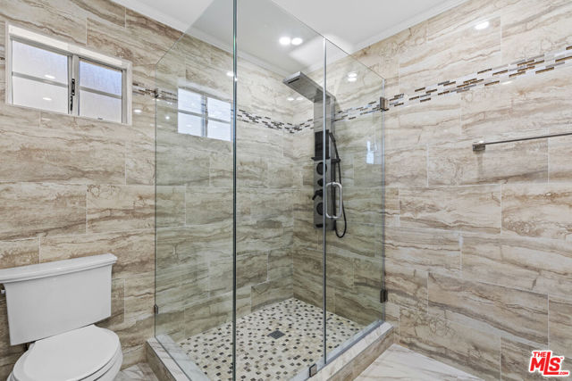 8557 Norwich Avenue, North Hills CA: https://media.crmls.org/mediaz/1f8b83e8-08ba-4cbf-b0e4-c76fe412cc5e.jpg